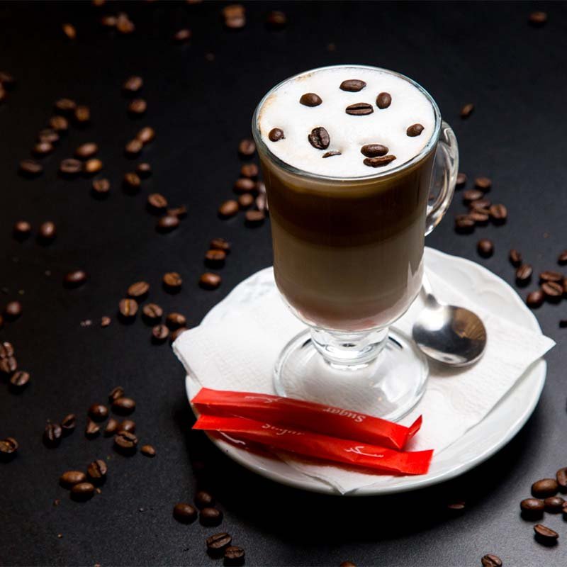 דוכן קפה לחתונה דוכני קפה לאירוע מושלם - כוס קפה עם כפית וסוכר