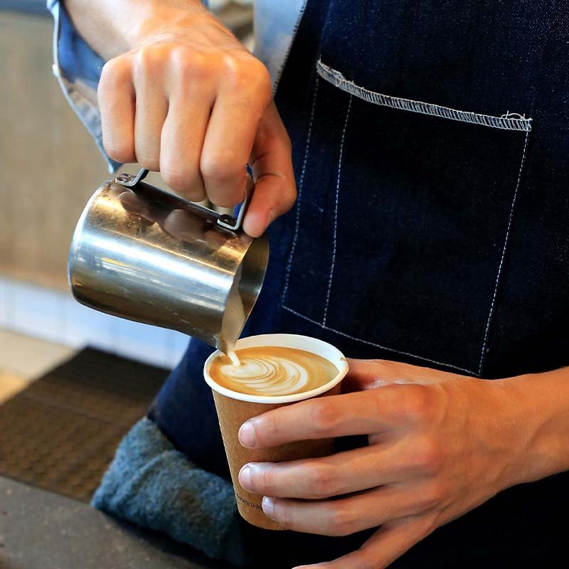 דוכן קפה לאירועים - צוות בריסטה מכין קפה הפוך