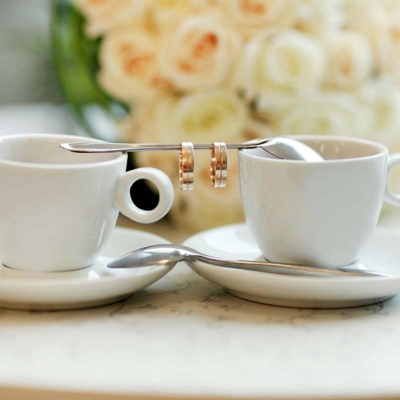 דוכן קפה לחתונות - זוג כוסות עם טבעות נישואין