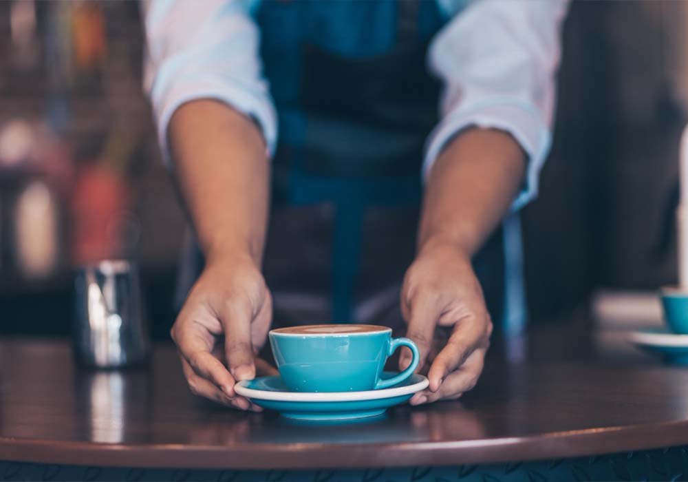 איש מגיש קפה באירוע