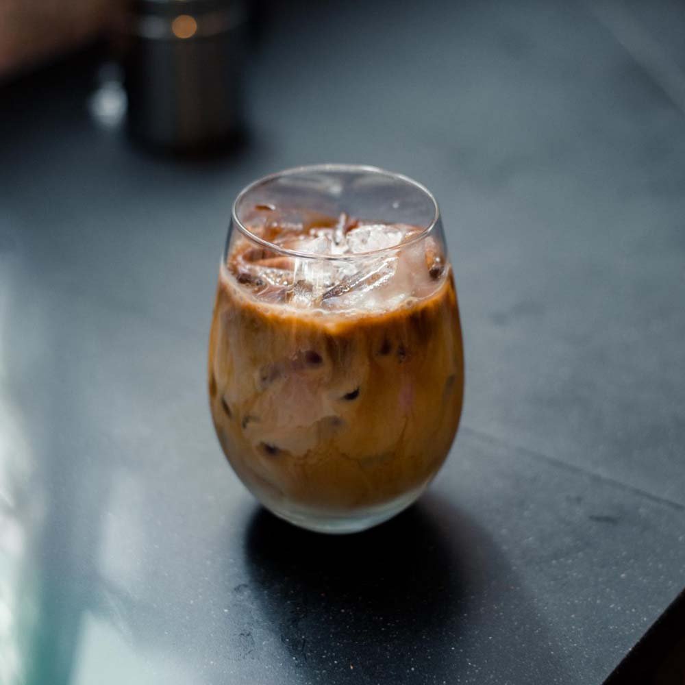 דוכן אייס קפה לאירועים - כוס קפה עם קוביות קח על שולחן