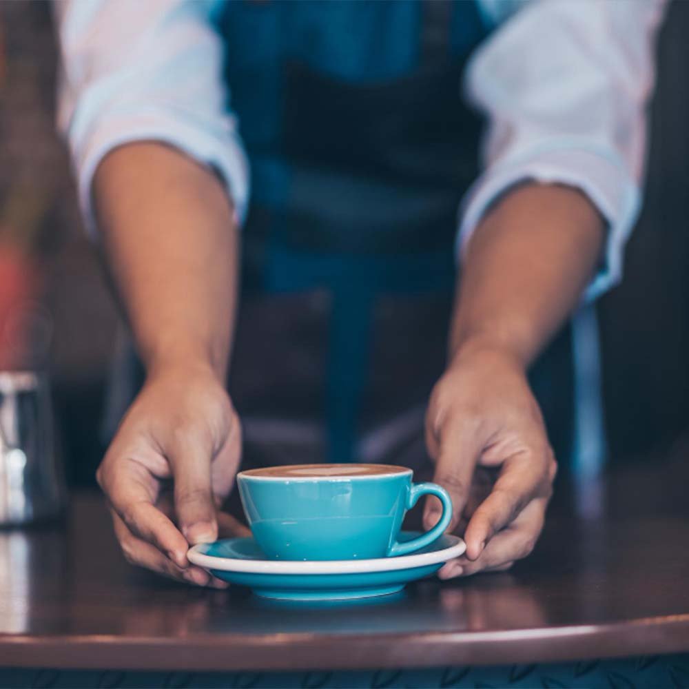 דוכן קפה בריסטה מגיש קפה - עמדת קפה לאירועים - בר קפה לאירוע