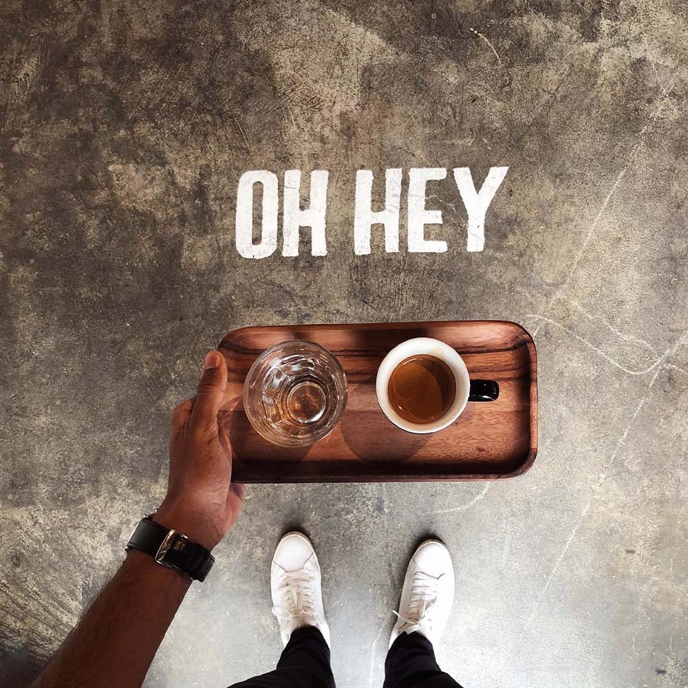 דוכן קפה האפי האוור איש אוחזת בקפה ומחייכת