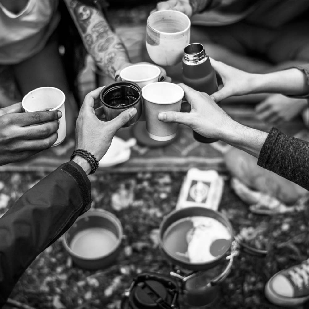 דוכן קפה האפי האוור אנשים אוחזים בקפה ומחייכת