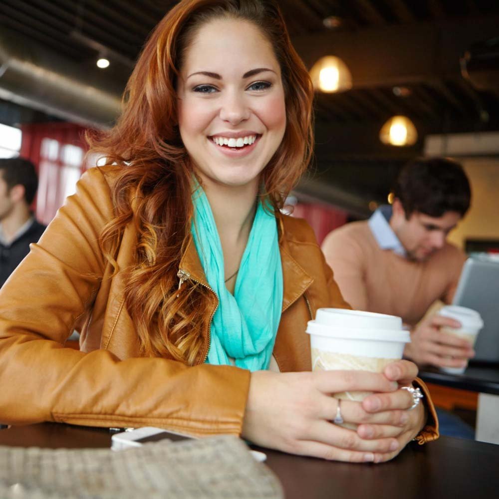 דוכן קפה לאירועי חברה – אישה יפה שותה קפה באירוע חברה