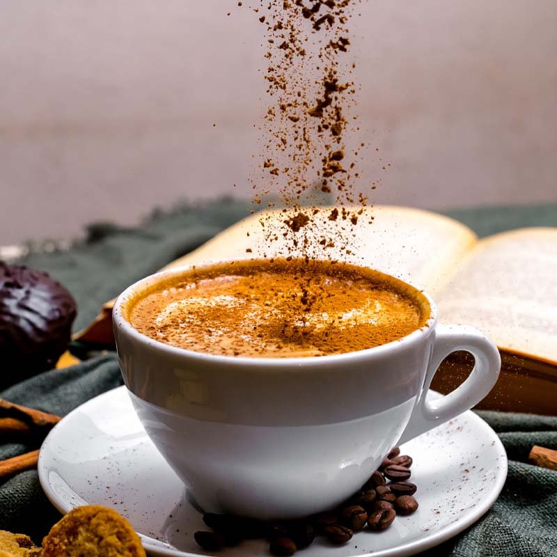 דוכן קפה לאירועים בחיפה פיזור אבקת קקאו על כוס קפה