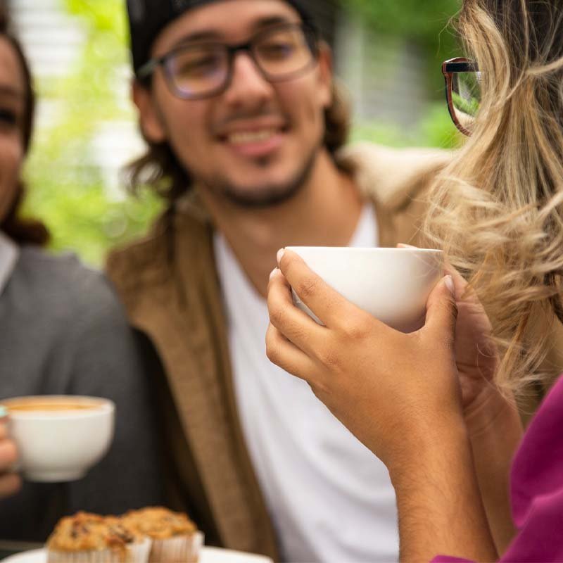 דוכן קפה לאירועים בירושלים - חברים שותים קפה
