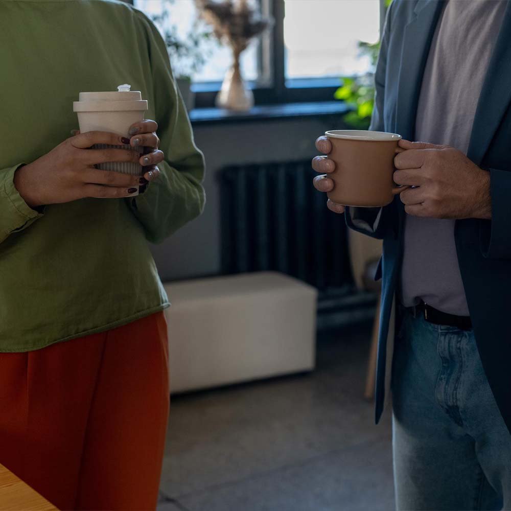 דוכן קפה לכנסים זוג אנשים בשיחה תופסים קפה