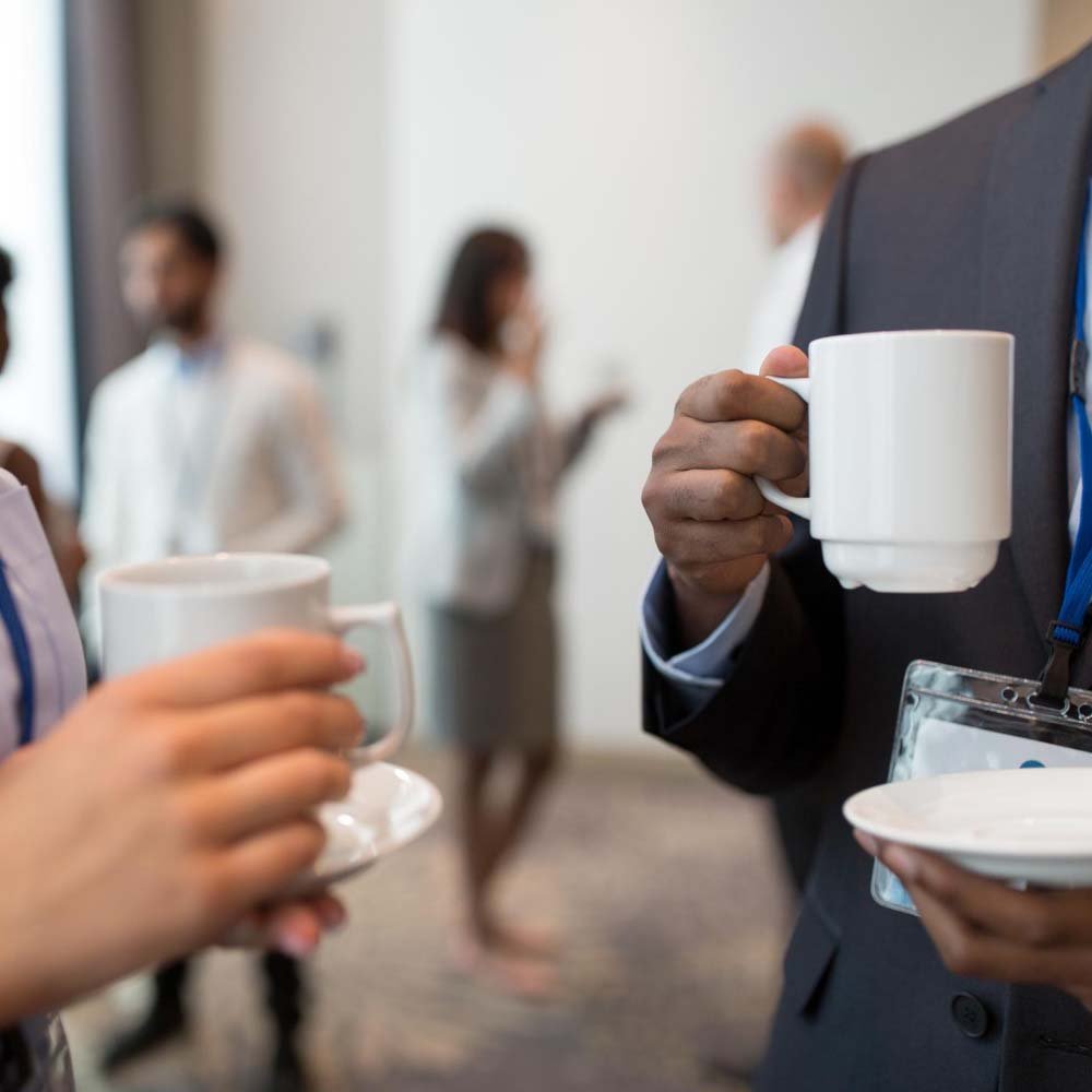 דוכן קפה לכנסים זוש אנשים בשיחה תופסים קפה