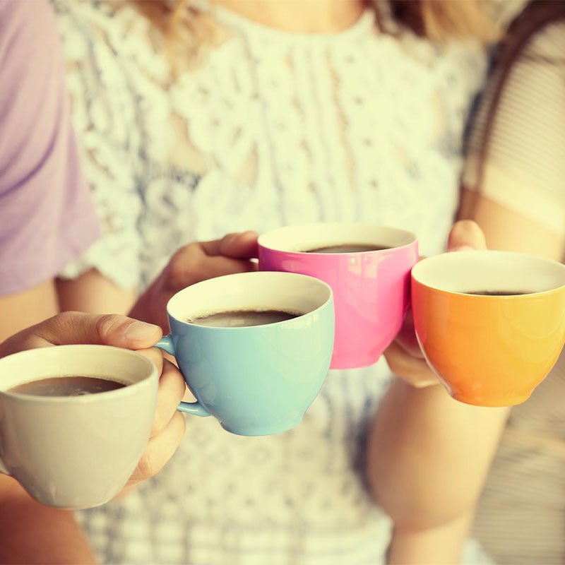 דוכן קפה למסיבות סוף שנה בנות שותות קפה