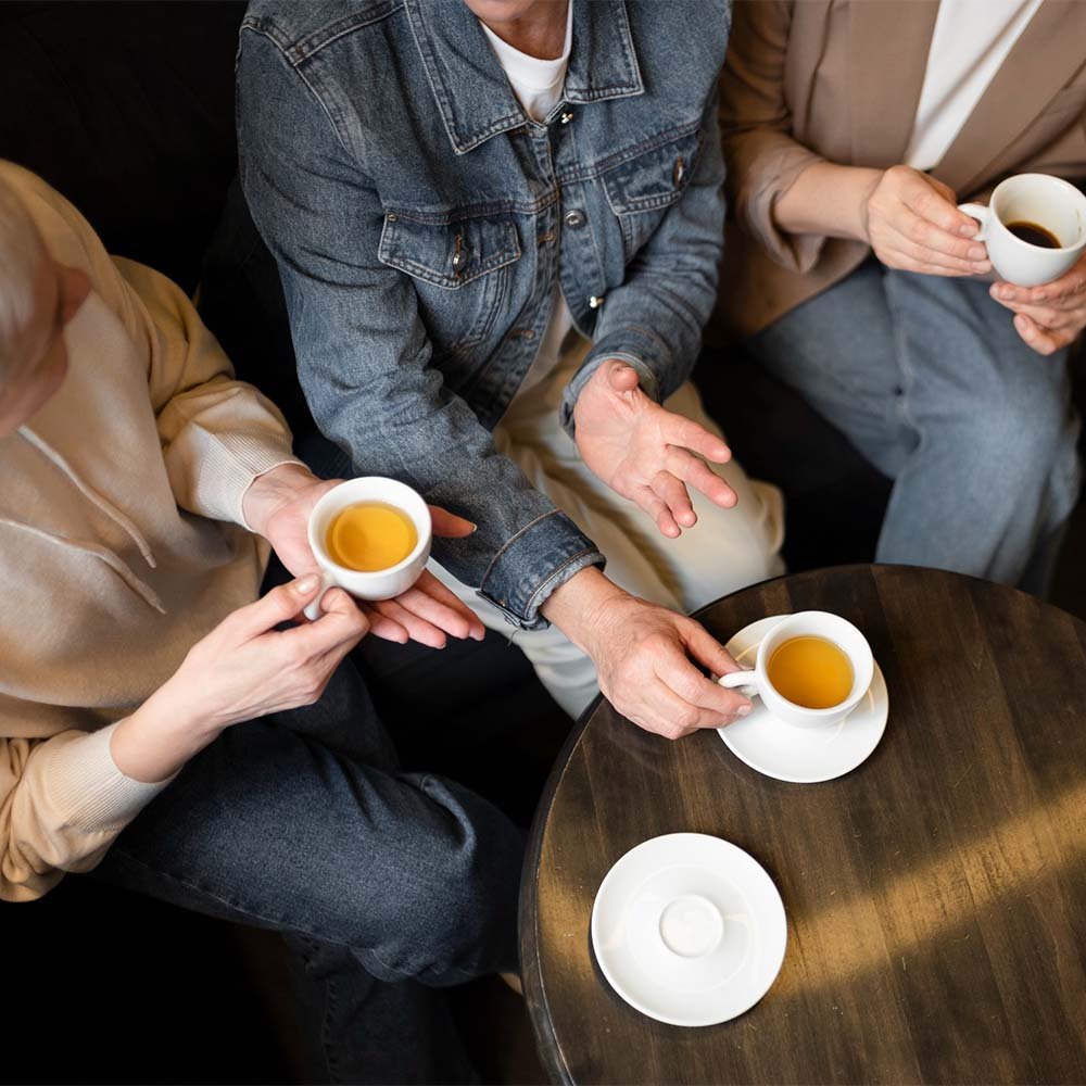 דיל משפחתי - 50 אורחים - משפחה שותים קפה