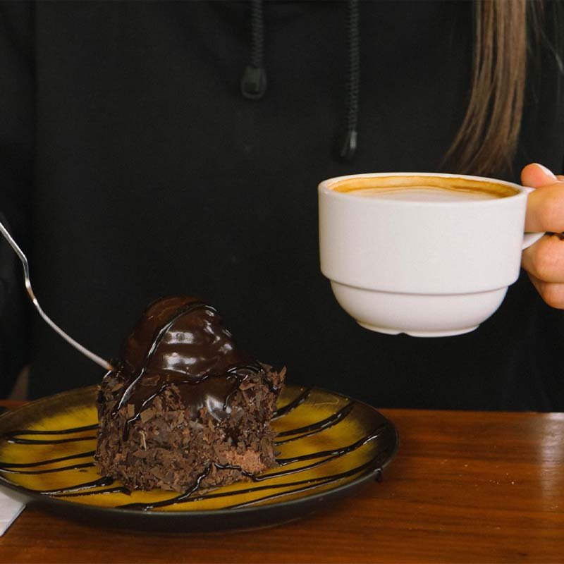 דיל צהריים – דוכן קפה וקינוח - אישה אוכלת קינוח באירוע קפה