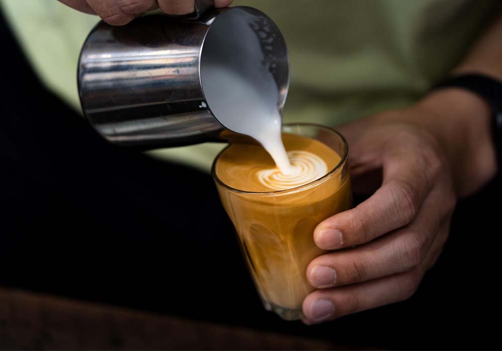 הכנת קפה הפוך בכוס זכוכית גבוה