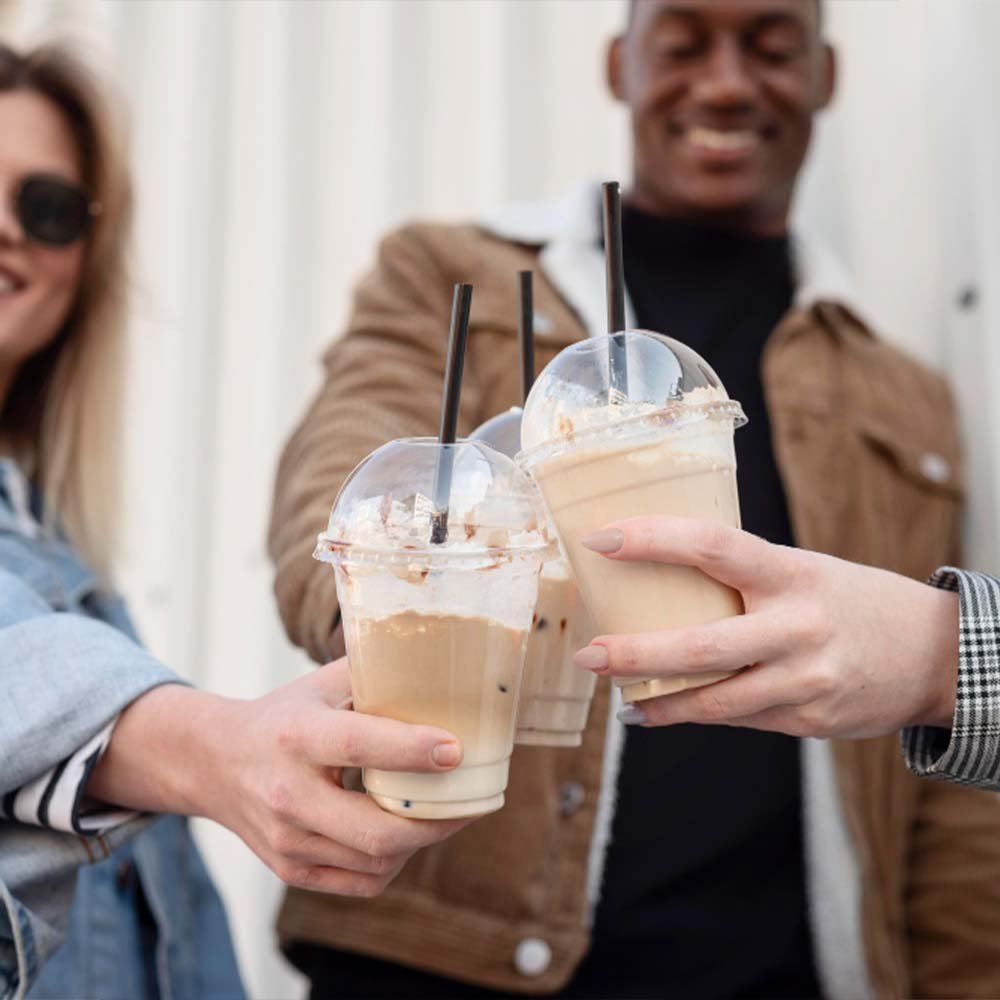 חברים עושים לחיים עם כוס אייס קפה - דוכן קפה לאירועים