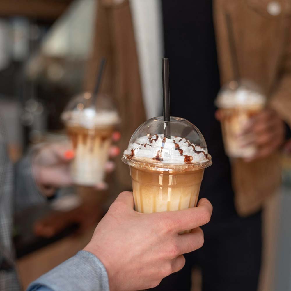 חברים עם כוס אייס קפה - דוכן קפה לאירועים