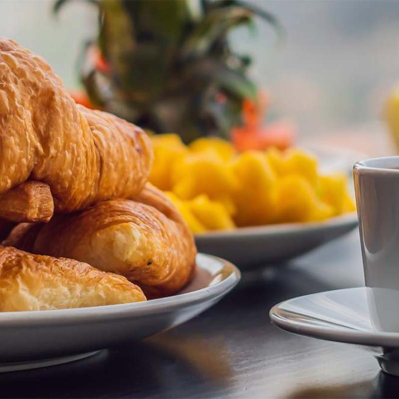 כוס קפה וקוראסון דוכן קפה