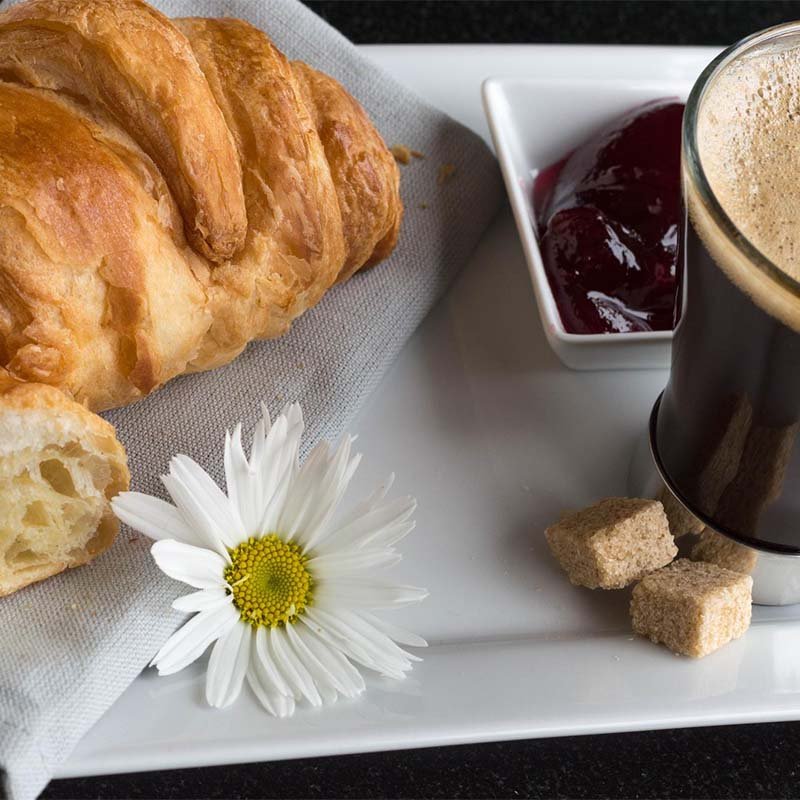 כוס קפה עם ריבה וקורסון חמאה - דוכן קפה - דיל בוקר - קפה ומאפה