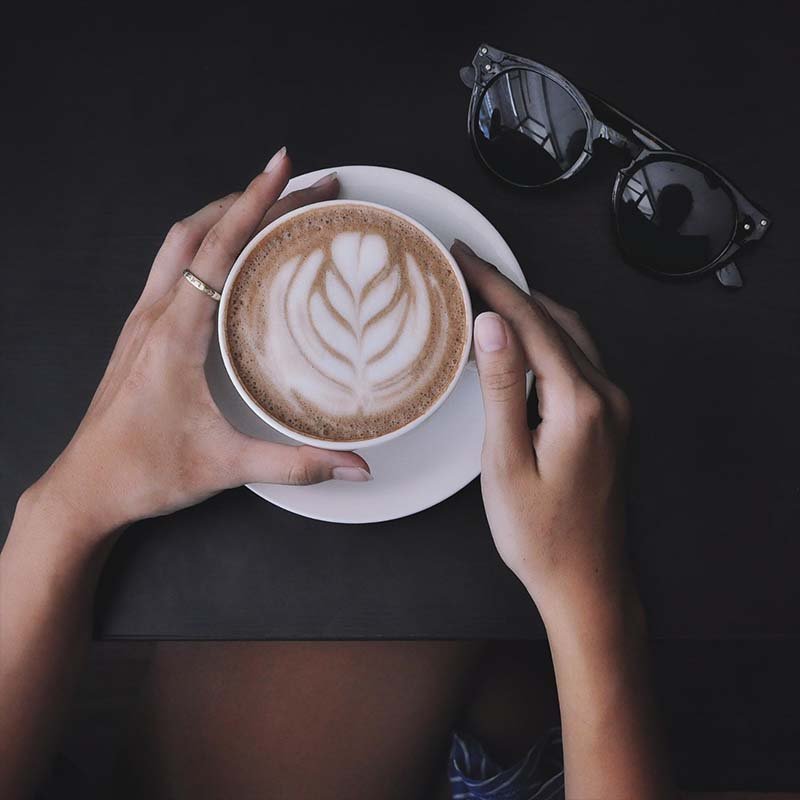 דוכן קפה לאירועים בהרצליה - אישה אוחזת לאטה